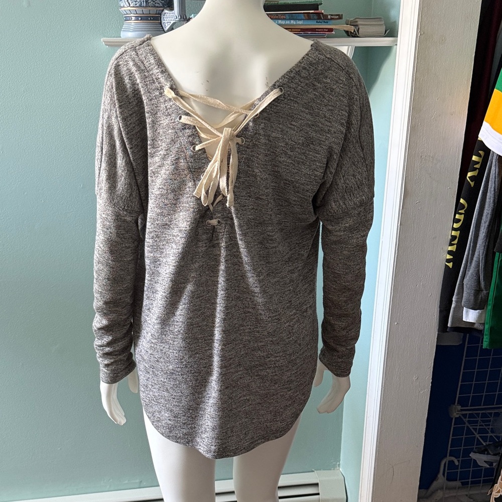 Women's Heathered Gray Long-Sleeve Scoop Neck Top with lace up back